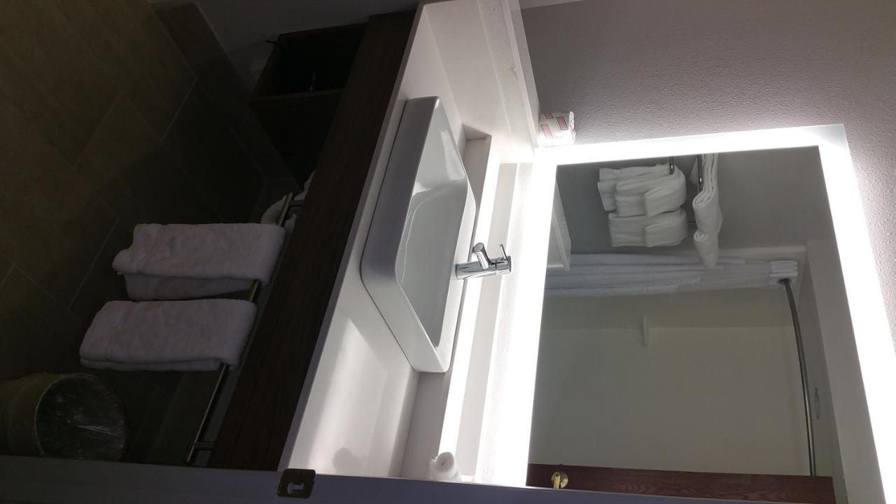 King Room - Hearing Accessible - Roll-in Shower