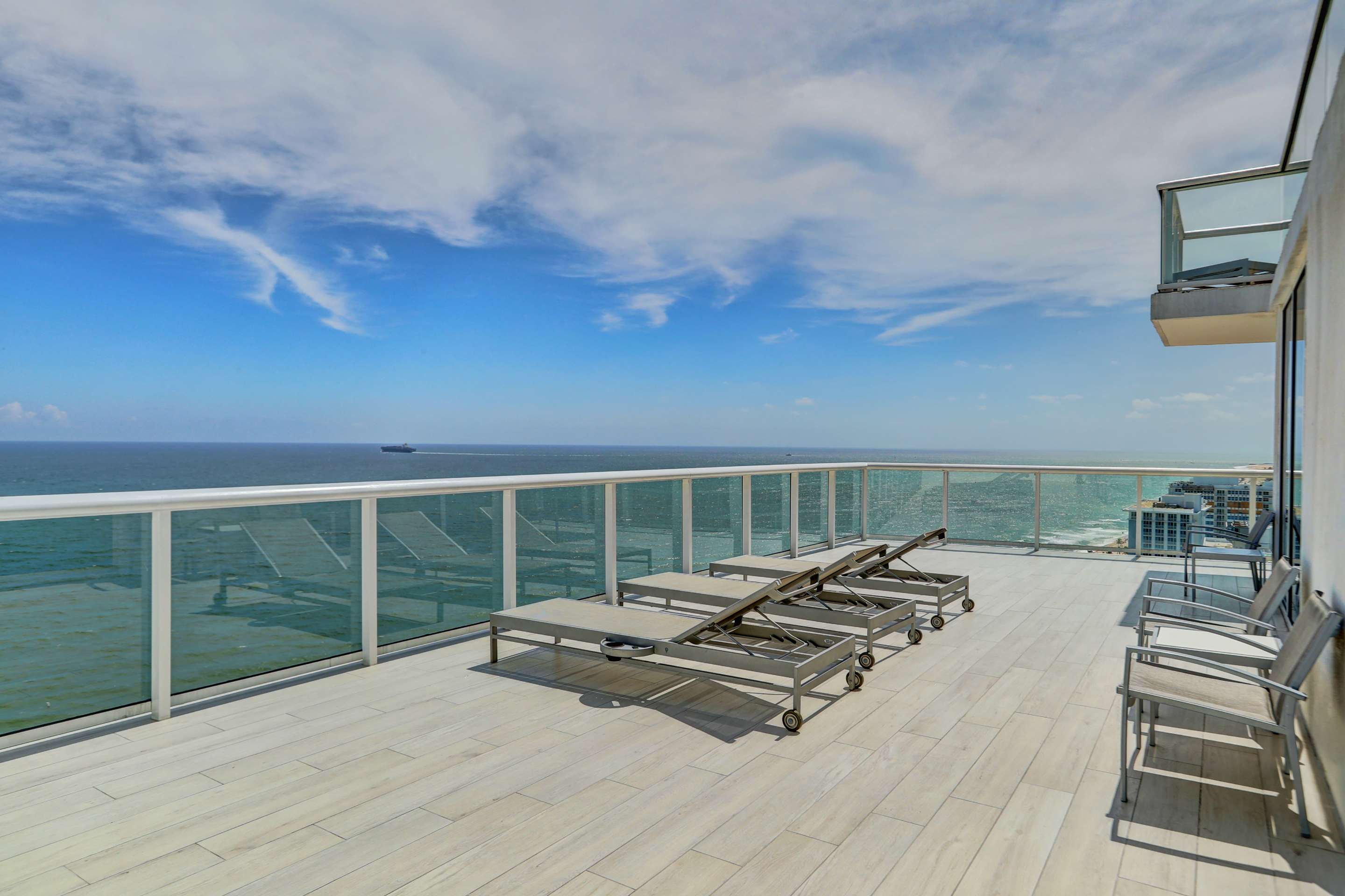 Oceanfront 2 Bedroom Suite - 2 King Beds