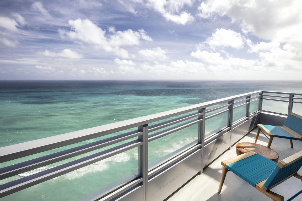 1 King Bed Corner Suite - Oceanfront Balcony