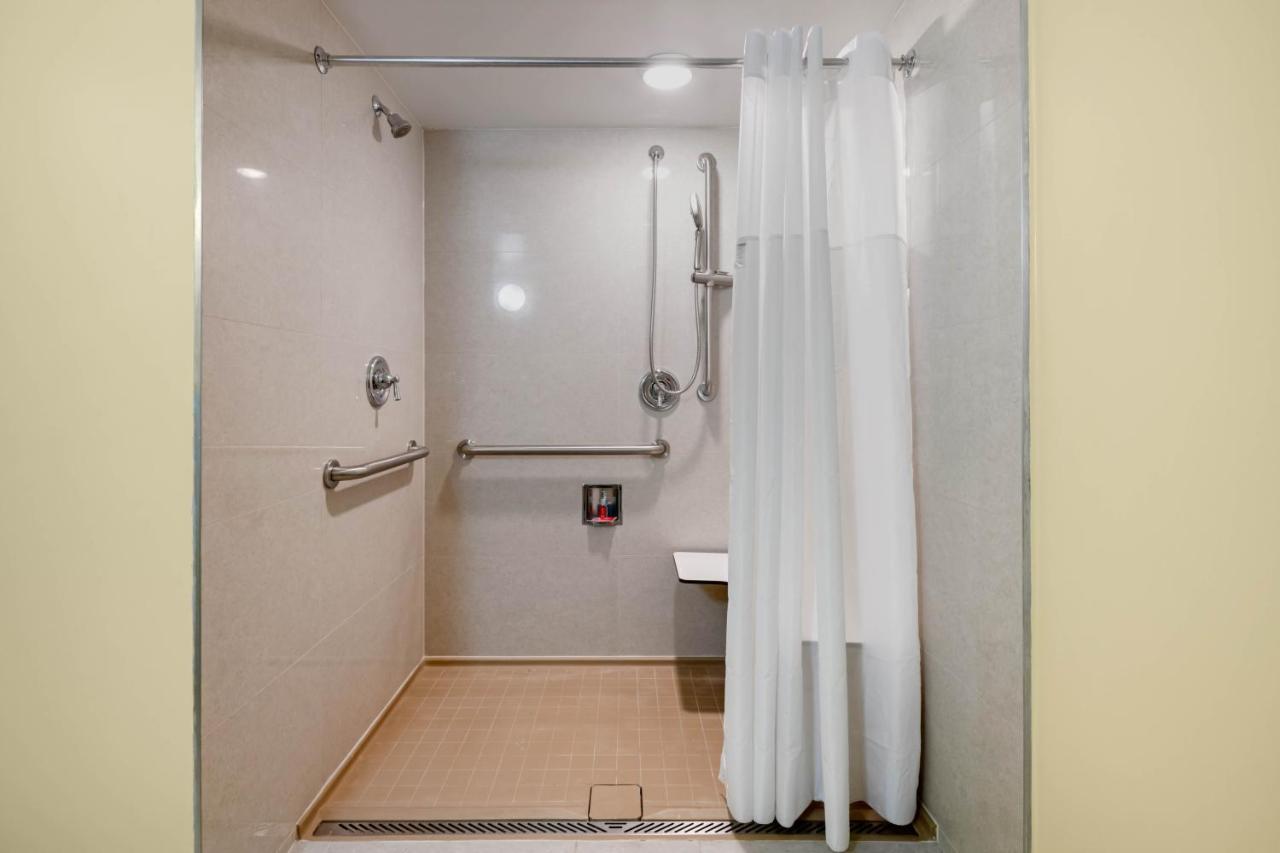 King Room with Roll In Shower - Non-Smoking