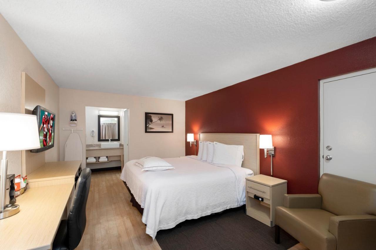 Premium King Room Smoke Free (Upgraded Bedding & Snack)