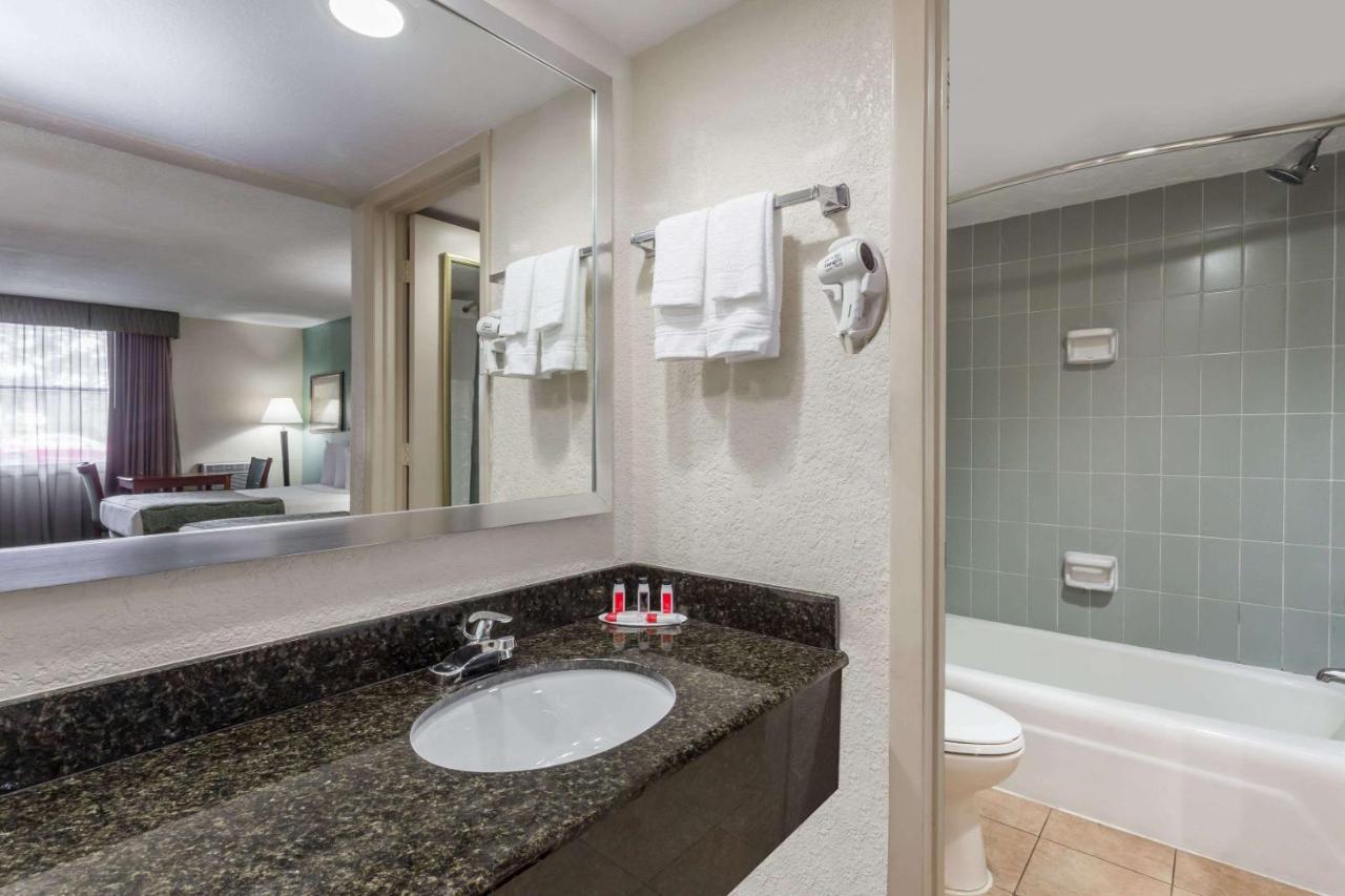 2 Double Beds, Mobility/Hearing Impaired Accessible Room, Bathtub w/Grab Bars, Non-Smoking